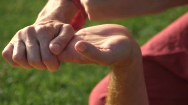 Tedavi edici masaj erkek el kapatın. Bilek streç Tay yoga terapist tarafından. Alternatif Tıp kavramı.