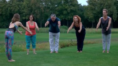 Grup egzersiz yoga açık insan.