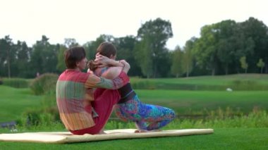 Genç kadın geleneksel Tay Masaj germe Başlarken.