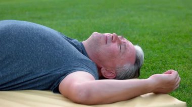 Rahat adam masaj yeşil çimenlerin üzerinde oluyor.