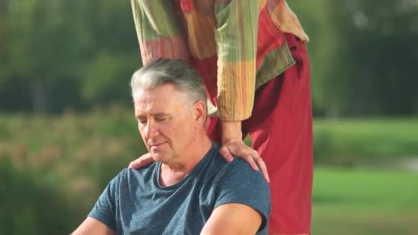 Volwassen Man Krijgt Thaise Massage Buiten Massage Van Schouder Zomer — Stockvideo