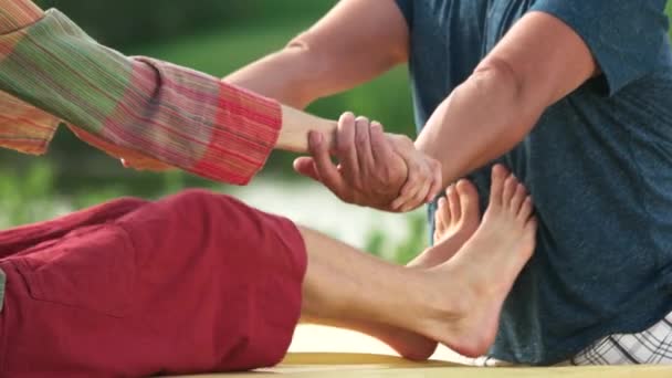 Mann bekommt Thai Stretching Massage von Therapeut. — Stockvideo