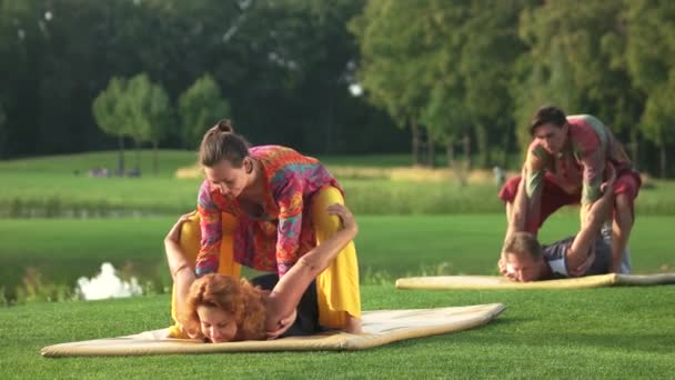 Donna sta ottenendo massaggio tailandese su sfondo natura . — Video Stock