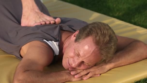 Hombre disfrutando de masaje tailandés al aire libre . — Vídeos de Stock