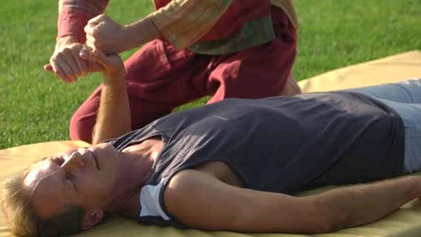 Caucasian man receiving Thai hand massage. — Stock Video