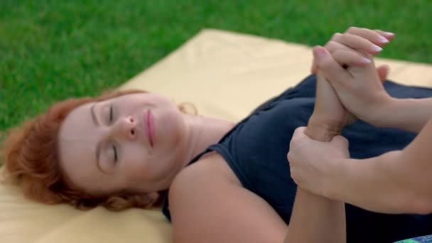 Relajada mujer está recibiendo masaje de manos . — Vídeo de stock