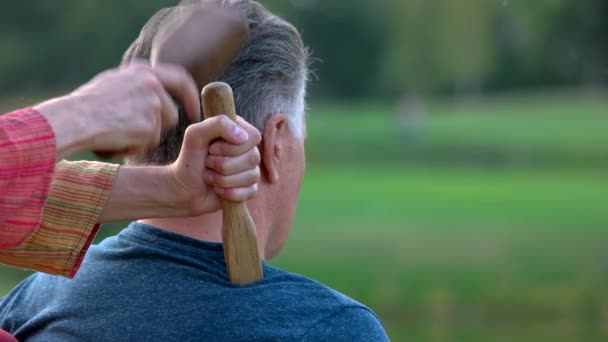 Golpear martillo masajear al aire libre . — Vídeos de Stock