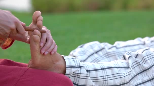 Reflexología masaje de pies al hombre . — Vídeos de Stock