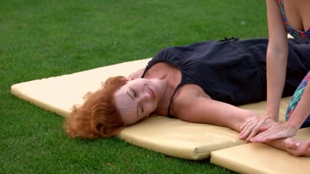 Matura femeie este obtinerea relaxant mână masaj în aer liber . — Videoclip de stoc