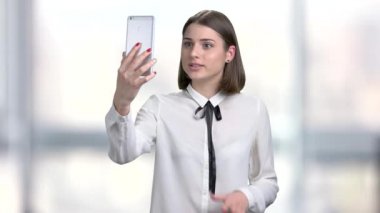 Akıllı telefon tutarak ve konuşmayı genç kadın.