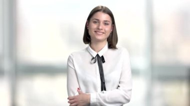 Genç gülümseyen kadın kamera için söz.