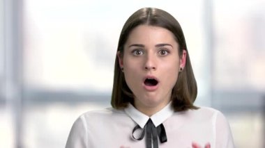 Genç güzel heyecan kadın kapatmak.