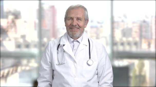 Senior schöner Arzt gestikuliert mit dem Daumen nach oben. — Stockvideo