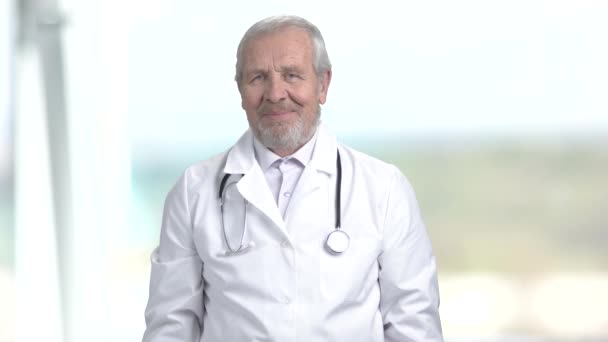 錠剤と笑みを浮かべてドクターの肖像画. — ストック動画