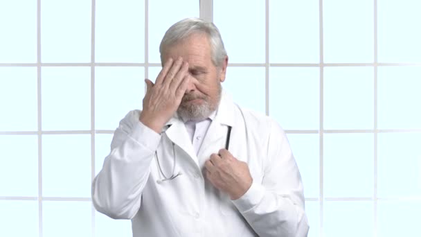 Médecin masculin stressé en manteau blanc . — Video