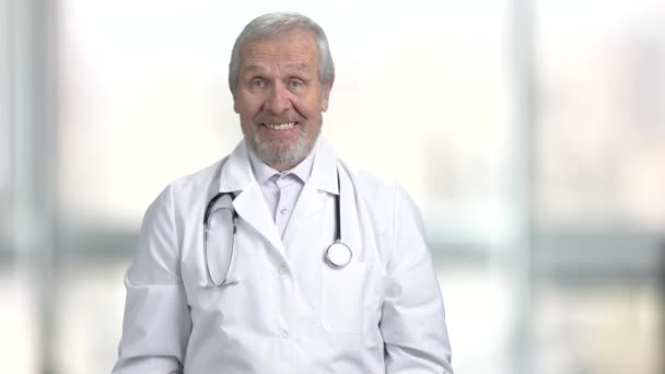 Feliz sorprendido médico senior, retrato . — Vídeo de stock