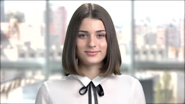 Potret wanita cantik dengan rambut pendek . — Stok Video