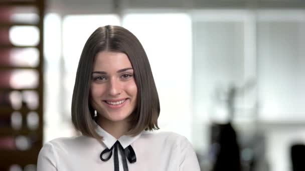 Spokojený úsměv krátké vlasy žena. — Stock video
