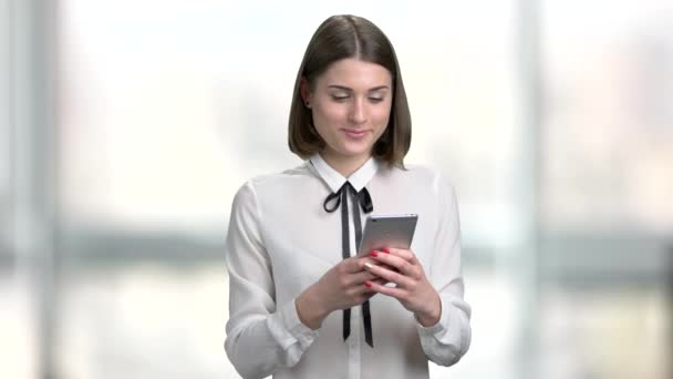 Sorrindo senhora de negócios usando seu smartphone . — Vídeo de Stock