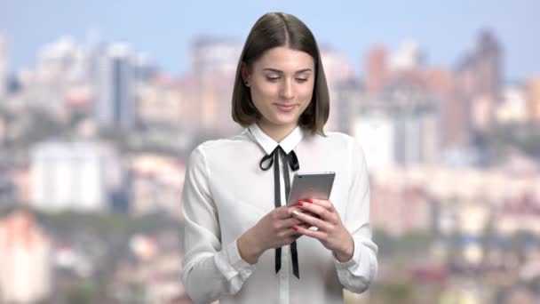 Pretty business woman writing a message on smartphone. — Stock Video