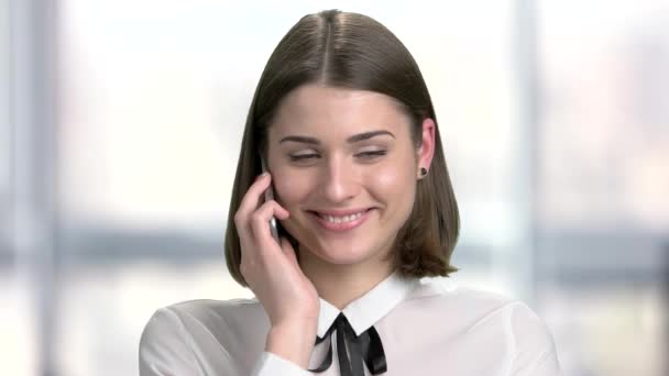 Joven mujer encantadora hablando por teléfono . — Vídeos de Stock