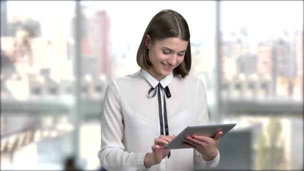 Elegante Mujer Joven Usando Tableta Digital Joven Mujer Negocios Comprobar — Vídeo de stock