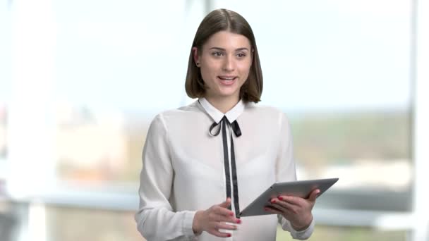 Mujer sosteniendo pc tableta y hablando . — Vídeos de Stock