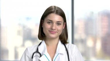 Genç güzel kadın doktor portresi.