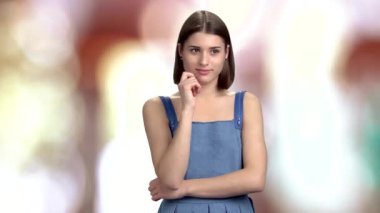 Genç neşeli Bayan düşünme.