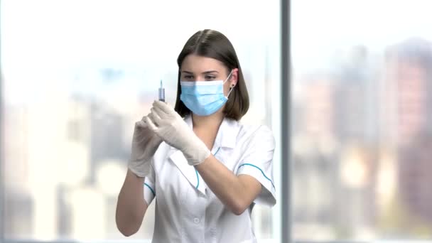 Portret młodej pielęgniarki ze strzykawki. — Wideo stockowe