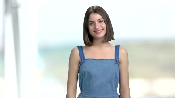 Ritratto di bella ragazza su sfondo sfocato . — Video Stock