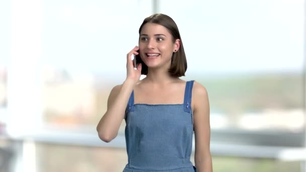 Young opgewonden vrouw praten over de telefoon. — Stockvideo