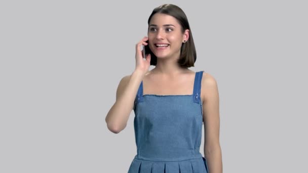 Jeune femme émotionnelle parlant au téléphone . — Video