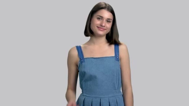 Retrato de chica alegre sobre fondo gris . — Vídeo de stock