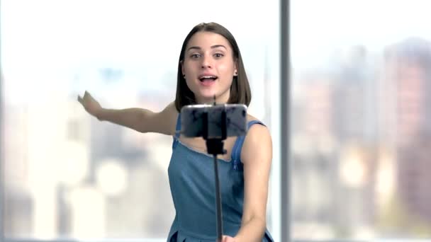 Bruneta femeie taking o selfie cu monopod . — Videoclip de stoc
