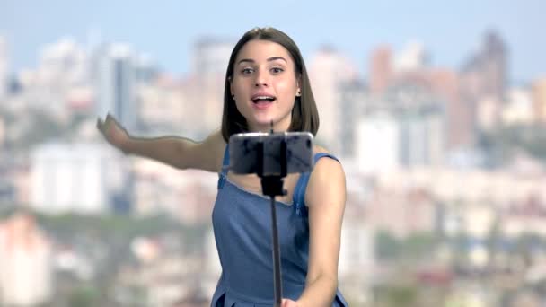Šťastná mladá žena selfie. — Stock video