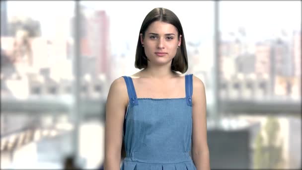 Fiatal csinos lány keres komoly. — Stock videók