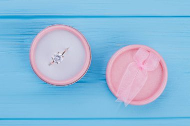 Yuvarlak Alyans kutusu. Mavi ahşap artalanları. Mavi ahşap artalanları.