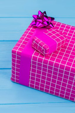 Büyük ve küçük mor hediye kutuları.