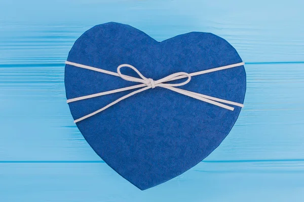 Caja de regalo con forma de corazón azul . —  Fotos de Stock