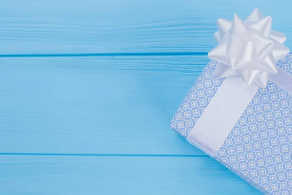 Hellblaue elegante Geschenkschachtel auf Holz. — Stockfoto