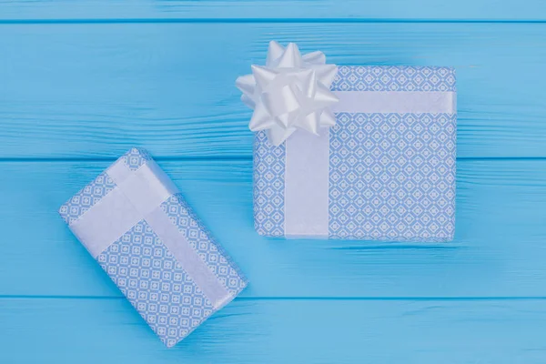 Duas caixas de presente estampadas azuis . — Fotografia de Stock