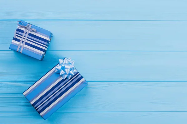 Twee blauwe gestreepte geschenkdozen. — Stockfoto
