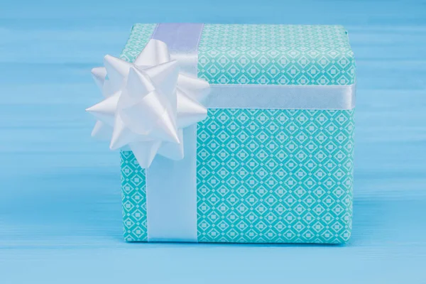 Caja de regalo verde con cinta y lazo . —  Fotos de Stock