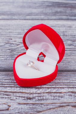 Kadife alyans kutusu kalp şeklinde.