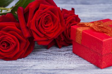 Kırmızı hediye kutusu ve gül kadar yakın.