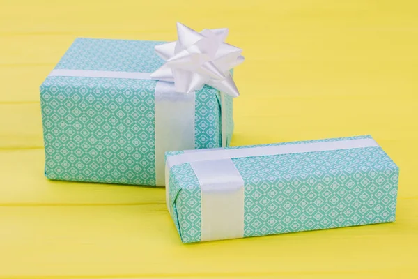 Сині подарункові коробки на жовтому фоні . — стокове фото