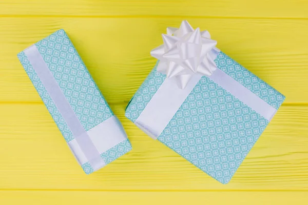 Blue gift boxes on vibrant background. — Stock Photo, Image