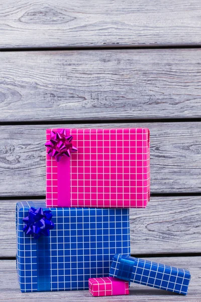 Caixas de presente embrulhadas em papel azul e rosa . — Fotografia de Stock