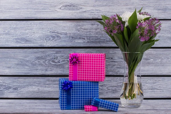 신선한 꽃과 선물 상자와 꽃병. — 스톡 사진